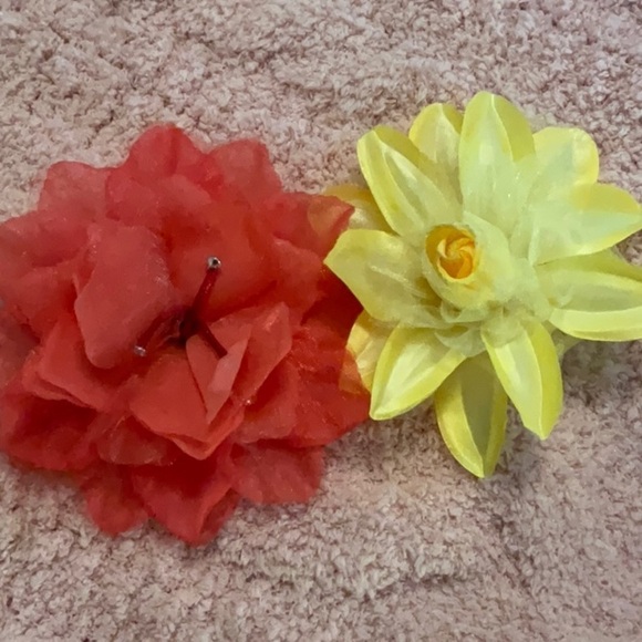 FLOWERS PIN CLIP PONYTAIL OPTION ON EACH - Picture 9 of 9